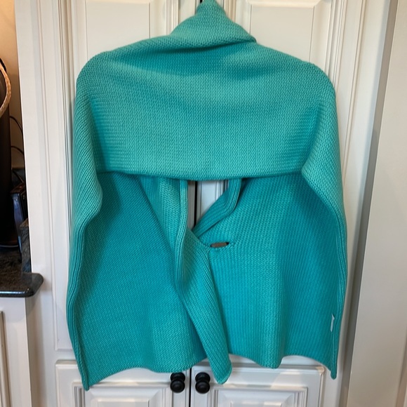 Beautiful turquoise chunky knit shaw. - Picture 3 of 3